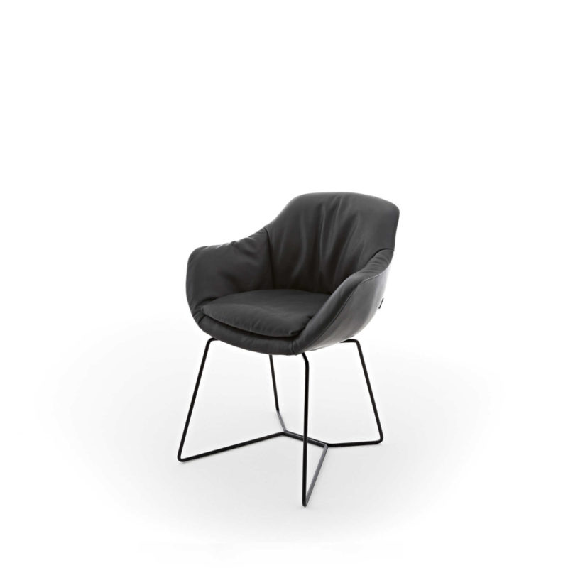 Unser Stuhl Rocco mit einem schwarz beschichteten Drahtgestell, bezogen mit einem weichen und eleganten Leder in schwarz.