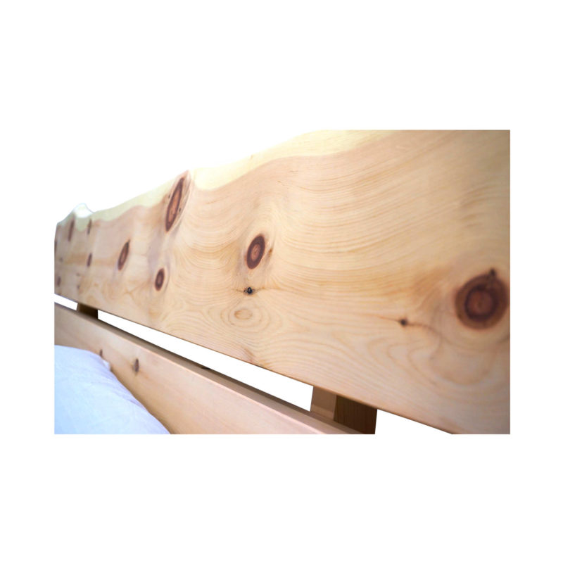 Detailbild des Kopfteiles des Massivholz-Bettes Montafon aus Zirbe.
