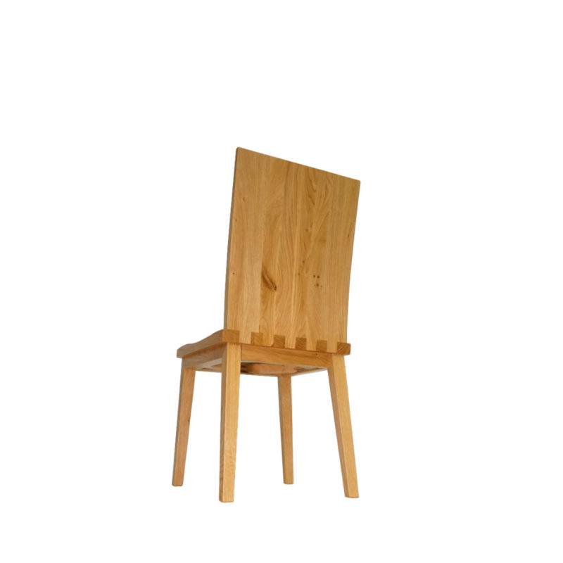 Stuhl Liam mit einem Wellensitz aus massiver Eiche gefertigt.