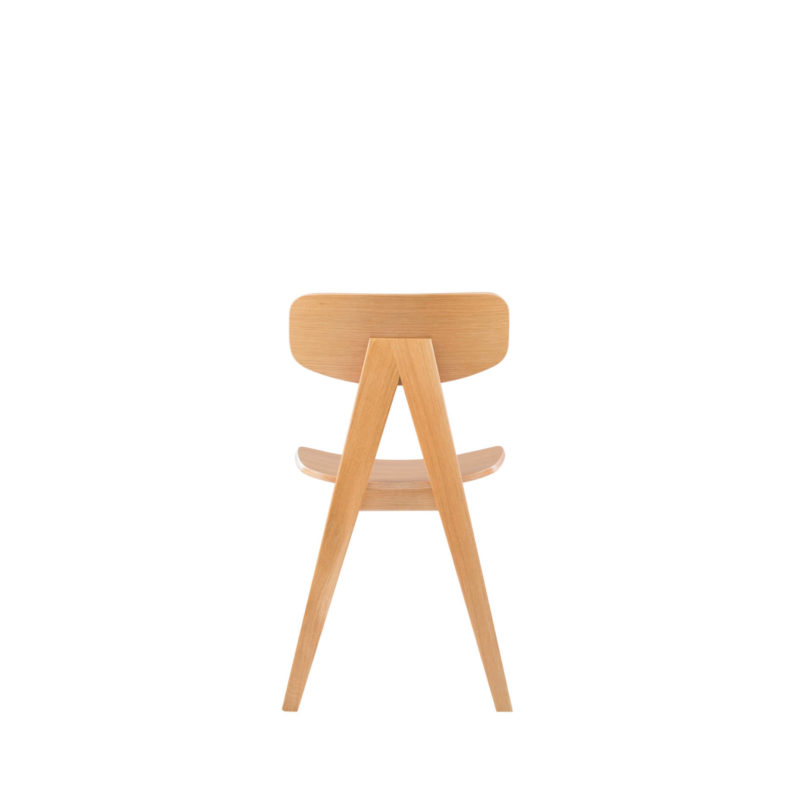 Stuhl Vinz mit einem Sitz aus Formsperrholz.