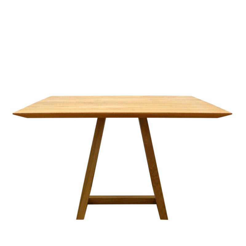 Der Esstsich Margo aus massivem Eichenholz mit quadratischer Tischplatte und schrägen Kanten.