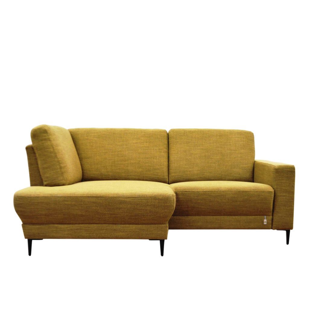 Sofa Emilia mit gelben Bezugsstoff.